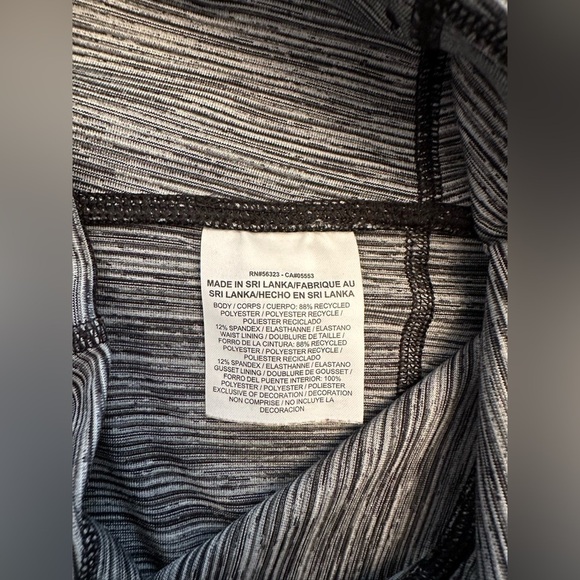 LIKE NEW NIKE GREY AND BLACK STRIPED ATHLETIC LEGGINGS - Size Small SKU:213 - Picture 7 of 9